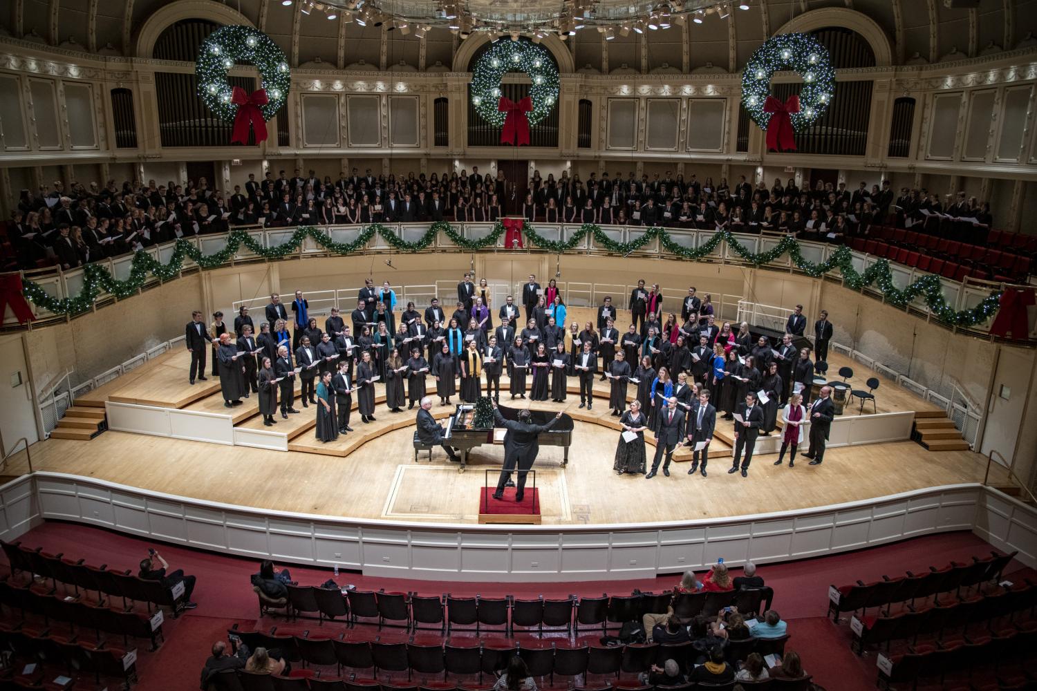 The <a href='http://5abt.thestudioentrance.com'>全球十大赌钱排行app</a> Choir performs in the Chicago Symphony Hall.
